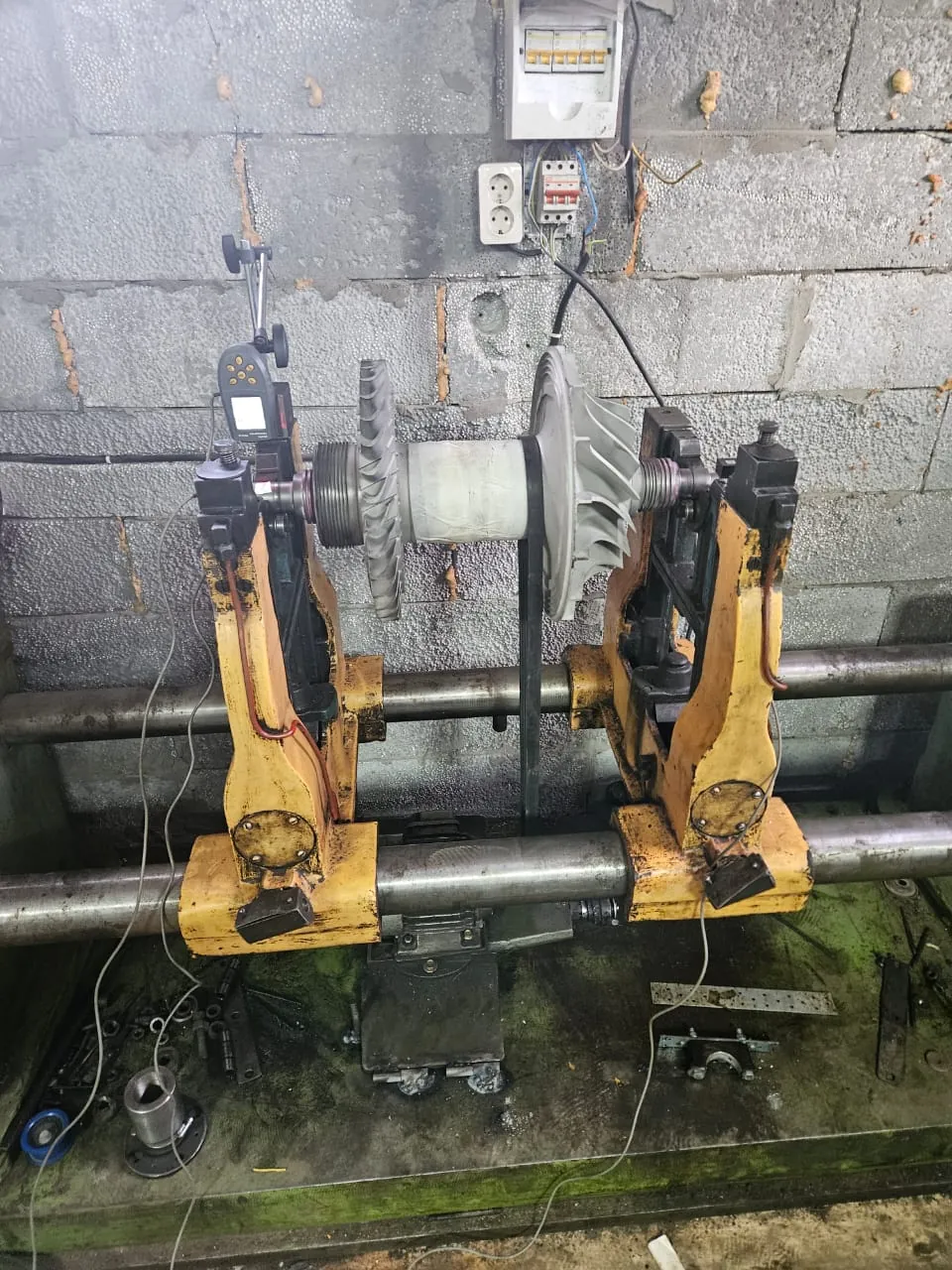 Modernizirano uravnotežno stojalo z Balanset-1A OEM pri delu na rotorju.